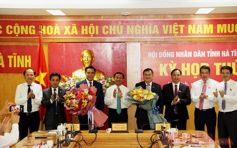 Các đồng chí lãnh đạo, nguyên lãnh đạo tỉnh Hà Tĩnh tặng hoa chúc mừng đồng chí Trần Tiến Hưng và đồng chí Võ Trọng Hải