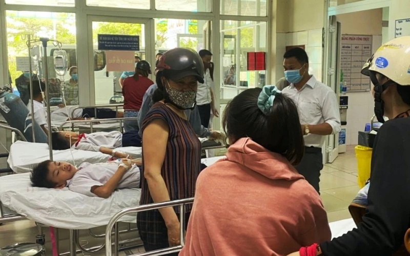 Các em học sinh đang được chăm sóc, theo dõi tại Trung tâm Y tế huyện Hòa Vang.