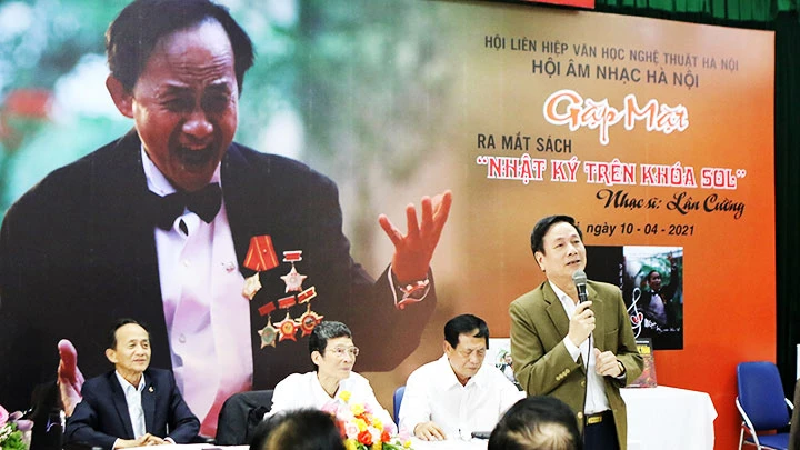 Buổi ra mắt sách Nhật ký trên khóa sol của nhạc sĩ Nguyễn Lân Cường.
