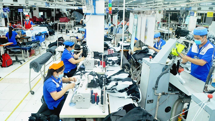Công nhân may veston xuất khẩu tại Tổng công ty cổ phần May Nhà Bè (TP Hồ Chí Minh).