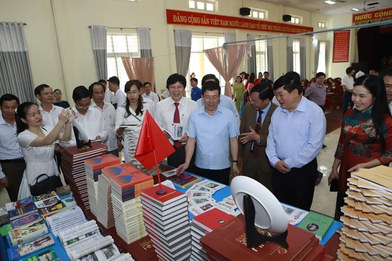 Các đại biểu tham quan gian trưng bày sách.
