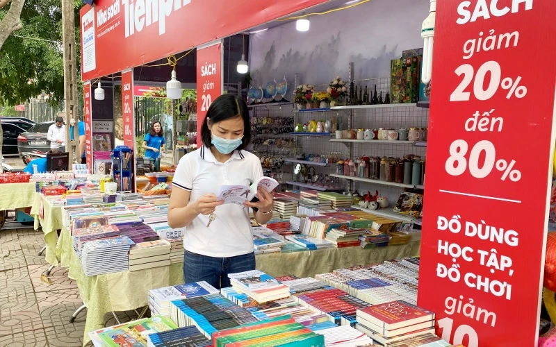 Một gian trưng bày và bán sách tại Ngày sách và Văn hóa đọc Việt Nam 2021 tỉnh Bắc Giang.