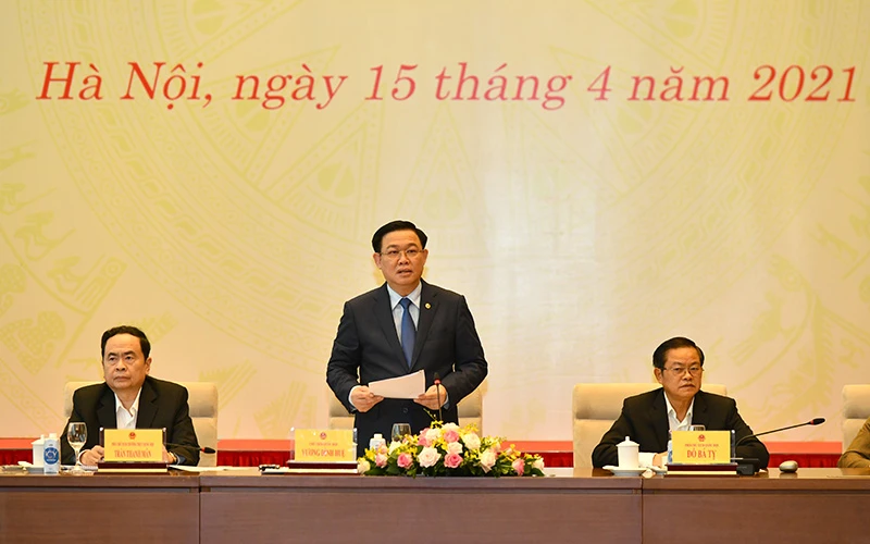 Chủ tịch Quốc hội Vương Đình Huệ phát biểu ý kiến tại hội nghị.