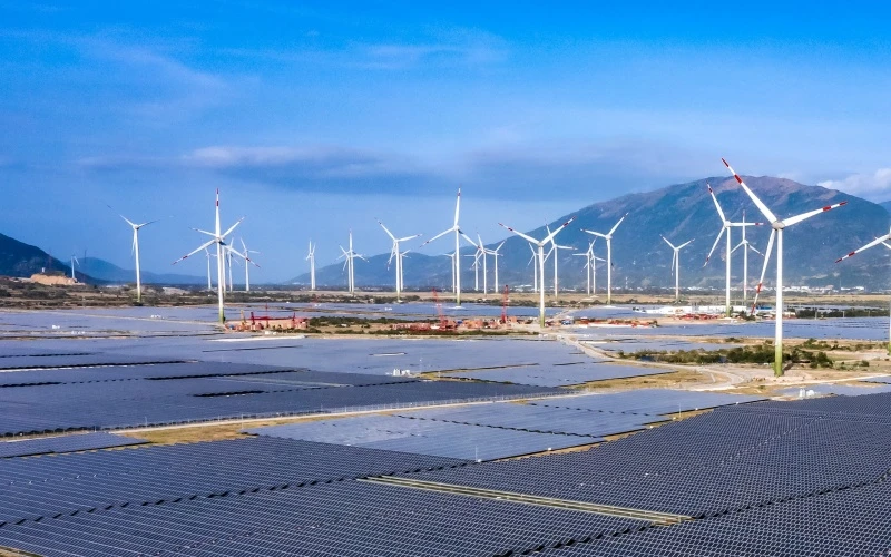 Trang trại điện gió và điện mặt trời của Trung Nam Group tại tỉnh Ninh Thuận.