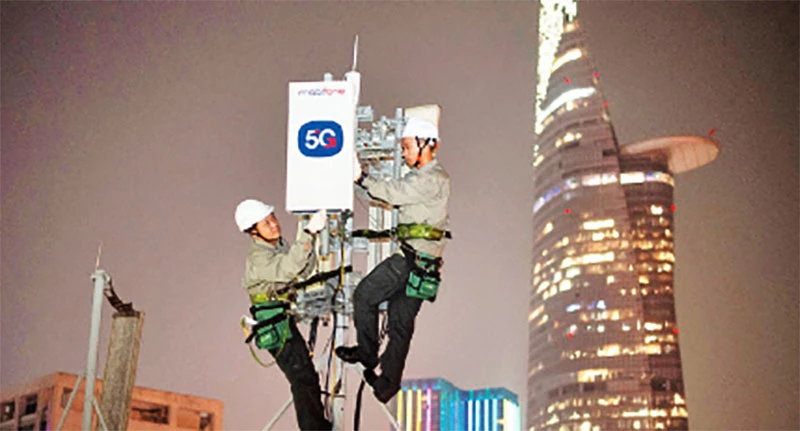 Cán bộ, kỹ thuật viên của MobiFone lắp đặt trạm, triển khai công nghệ, dịch vụ và hoàn thành phủ sóng 5G tại TP Hồ Chí Minh.
