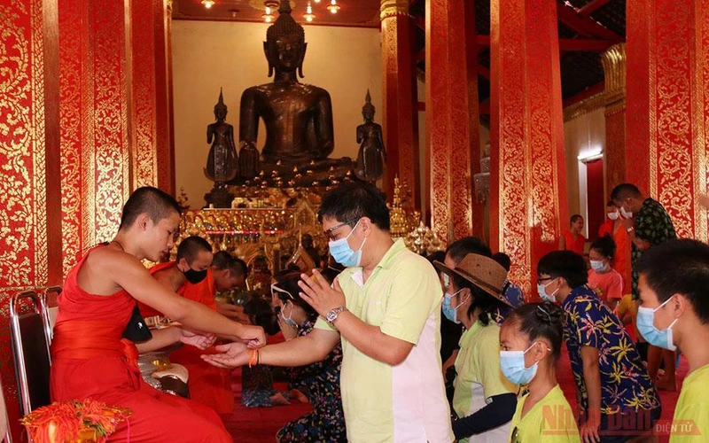 Theo quan niệm của người Lào, buộc chỉ cổ tay sẽ mang đến sức khỏe và may mắn.