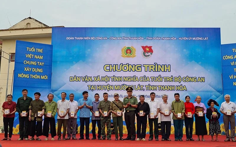 Đại diện Đoàn Thanh niên Bộ Công an trao quà tặng người dân tại huyện Mường Lát, tỉnh Thanh Hoá. 