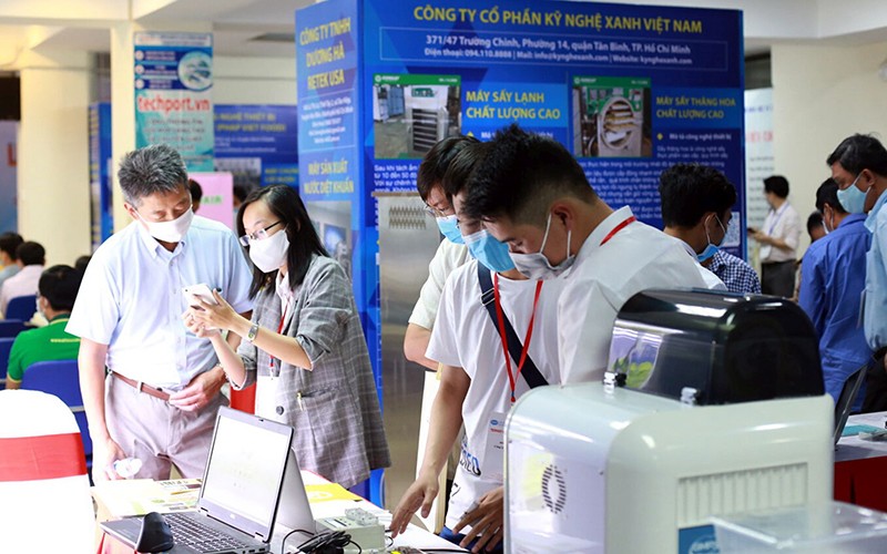 Khách hàng tìm hiểu các sản phẩm công nghệ sau thu hoạch tại Sàn Giao dịch công nghệ - Techmart Daily (TP Hồ Chí Minh).Ảnh: HOÀNG ANH