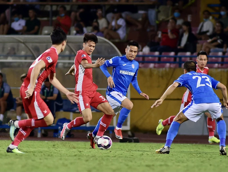 Pha tranh bóng giữa cầu thủ hai đội Viettel FC (áo đỏ) và Than Quảng Ninh. Ảnh: Thanh Lâm