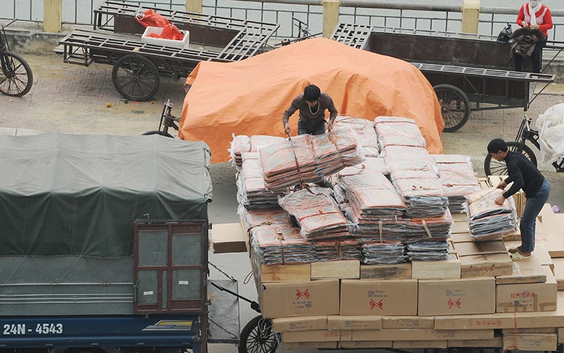 Đóng gói, sắp xếp hàng hóa tại Cửa khẩu quốc tế Lào Cai (tỉnh Lào Cai).Ảnh: ĐỨC ANH