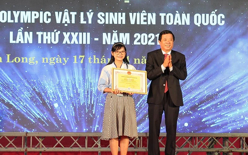 Đồng chí Bùi Văn Nghiêm, Ủy viên Trung ương Đảng, Phó Bí thư thường trực Tỉnh uỷ Vĩnh Long trao thưởng giải đặc biệt cho Trường ĐH Sư phạm TP Hồ Chí Minh. 