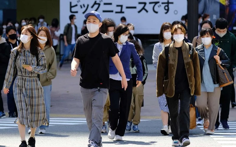 Người dân Tokyo (Nhật Bản) đeo khẩu trang khi ra đường. (Ảnh: Getty Images)