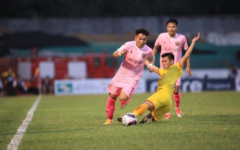Cầu thủ Phi Sơn (7) đội Hồng Lĩnh Hà Tĩnh vượt qua sự truy cản của cầu thủ đội Sông Lam Nghệ An. Ảnh: GIA HƯNG