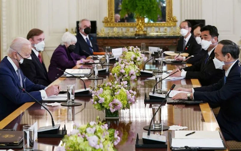 Hội đàm giữa Tổng thống Mỹ G.Bai-đơn và Thủ tướng Nhật Bản Xư-ga Y-ô-si-hi-đê, cùng quan chức hai nước. Ảnh AP