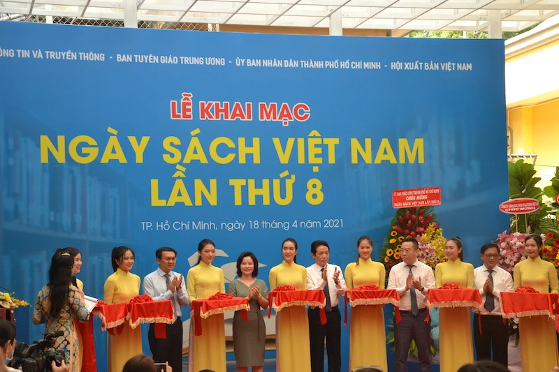 Các đại biểu cắt băng khai mạc Ngày Sách Việt Nam lần thứ 8