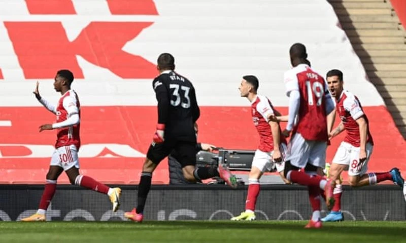 Nketiah (trái) gỡ hòa 1-1 cho Arsenal phút 90+7.