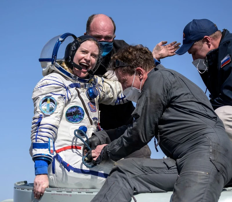 Thành viên phi hành đoàn Trạm vũ trụ quốc tế (ISS) Kathleen Rubins của NASA ngay sau khi hạ cánh tại một khu vực hẻo lánh bên ngoài Zhezkazgan, Kazakhstan ngày 17-4. Ảnh: NASA.