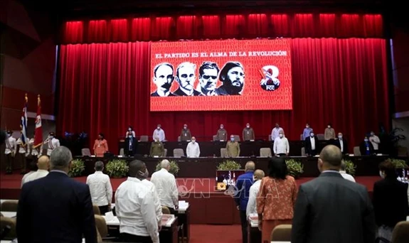 Bộ Chính trị khóa VII của Đảng Cộng sản Cuba trên Đoàn Chủ tịch Đại hội. Ảnh: ACN/TTXVN.