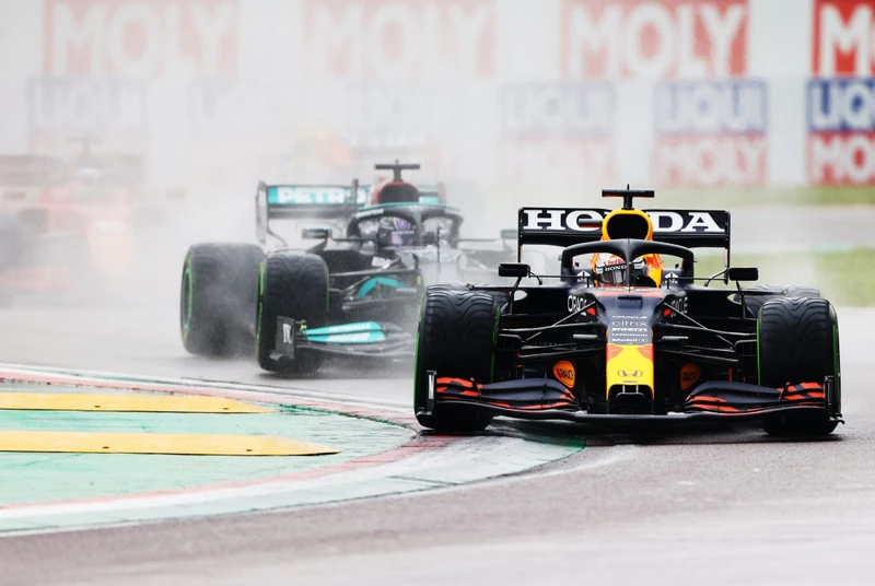 Ngay thời điểm xuất phát, Max Verstappen đã vượt qua Lewis Hamilton bằng cú thốc ga ở số hai. (Ảnh: F1)