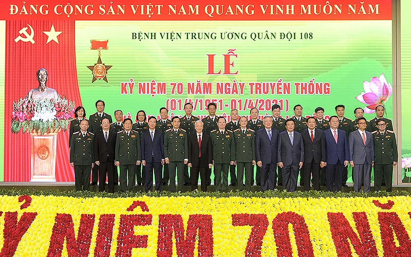 Tổng Bí thư Nguyễn Phú Trọng và các đồng chí lãnh đạo Đảng, Nhà nước chụp ảnh lưu niệm với các đại biểu tại buổi lễ.