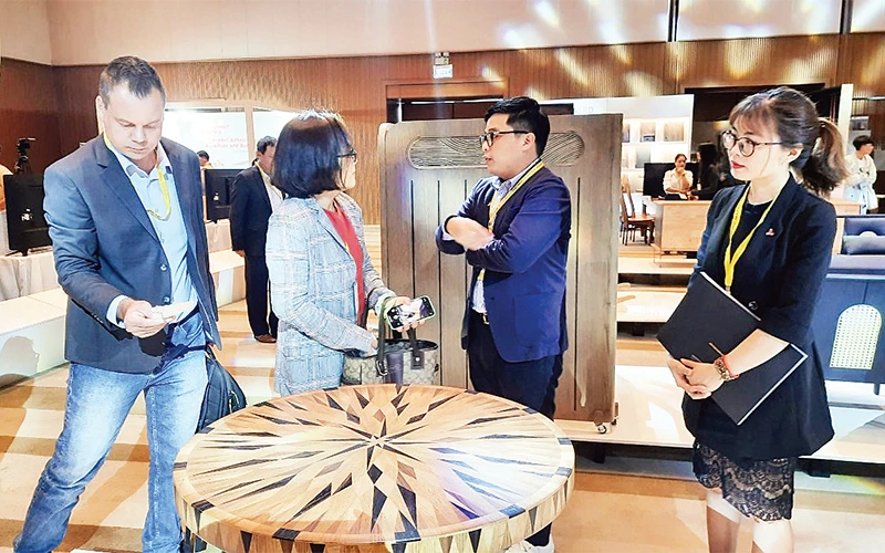 Các đại biểu tham quan triển lãm các sản phẩm gỗ và thủ công mỹ nghệ tại Tuần lễ Giao thương Quốc tế ngành chế biến gỗ và thủ công mỹ nghệ.