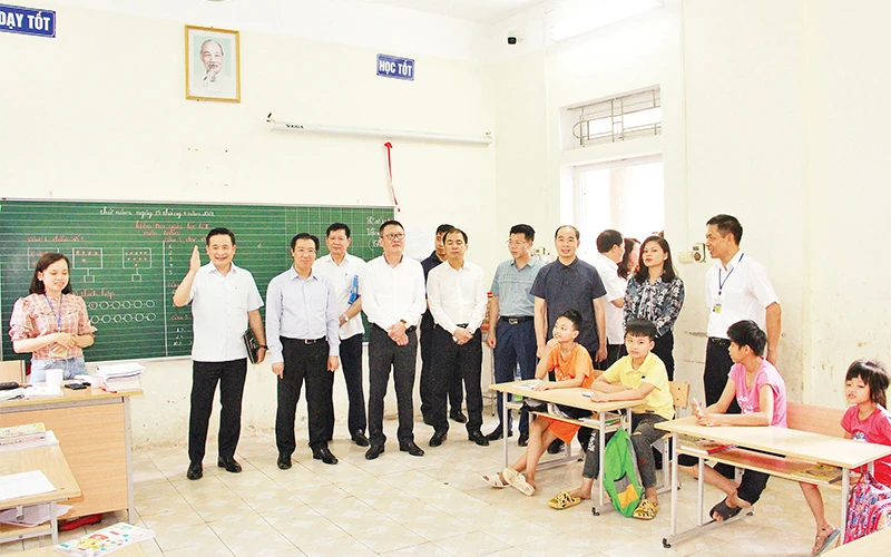 Ban Văn hóa - Xã hội HÐND thành phố Hà Nội khảo sát việc phát triển hệ thống dịch vụ xã hội tại Trung tâm Nuôi dưỡng trẻ khuyết tật Hà Nội.