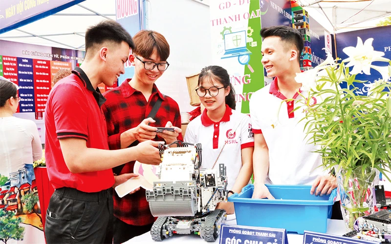 Ngày hội công nghệ thông tin lần thứ 5 của ngành giáo dục và đào tạo Hà Nội thu hút hơn 2.000 sản phẩm của học sinh, giáo viên các trường dự thi. 