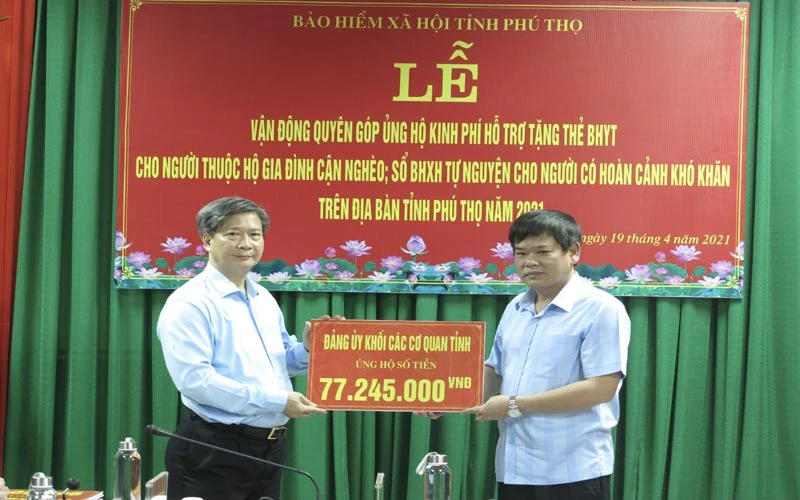 Đảng ủy khối các cơ quan tỉnh Phú Thọ trao tặng kinh phí mua thẻ BHYT và sổ BHXH cho người nghèo.