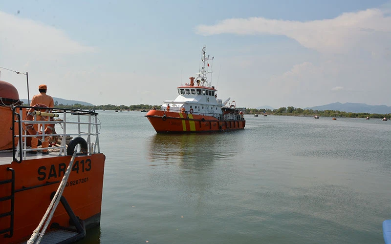 Tàu SAR 272 đưa thi thể thuyền viên được tìm thấy trong xác tàu về bờ.