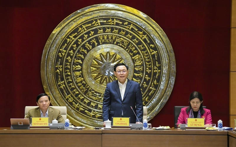 Chủ tịch Quốc hội Vương Đình Huệ phát biểu ý kiến tại buổi làm việc.