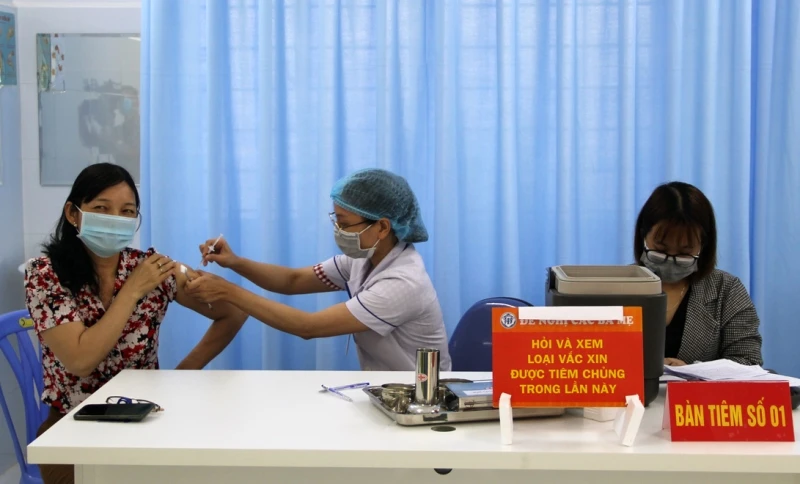 Tiêm vaccine phòng Covid-19 đợt đầu tại điểm tiêm Bệnh viện đa khoa Phú Yên.