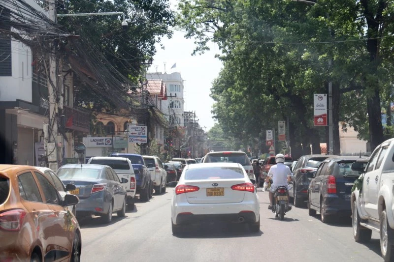 Đường phố Lào vẫn nhộn nhịp đông đúc nhưng các hoạt động tiếp xúc đông người không được khuyến khích.