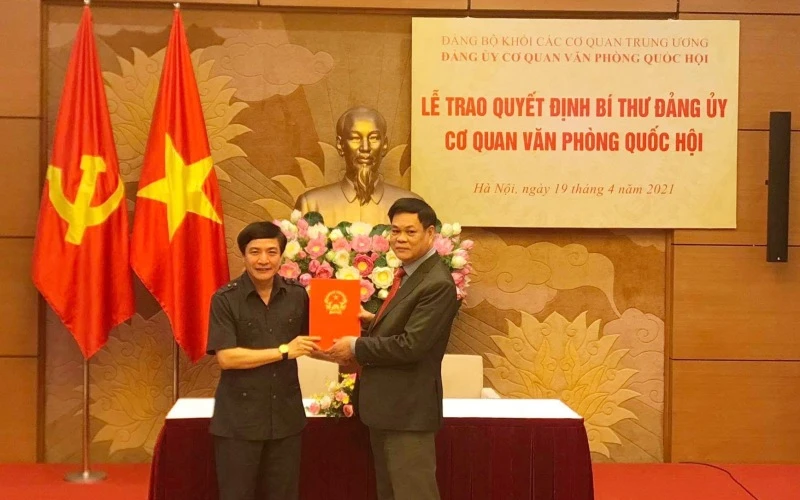 Đồng chí Bùi Văn Cường (bên trái) giữ chức Bí thư Đảng ủy cơ quan Văn phòng QH nhiệm kỳ 2020-2025.