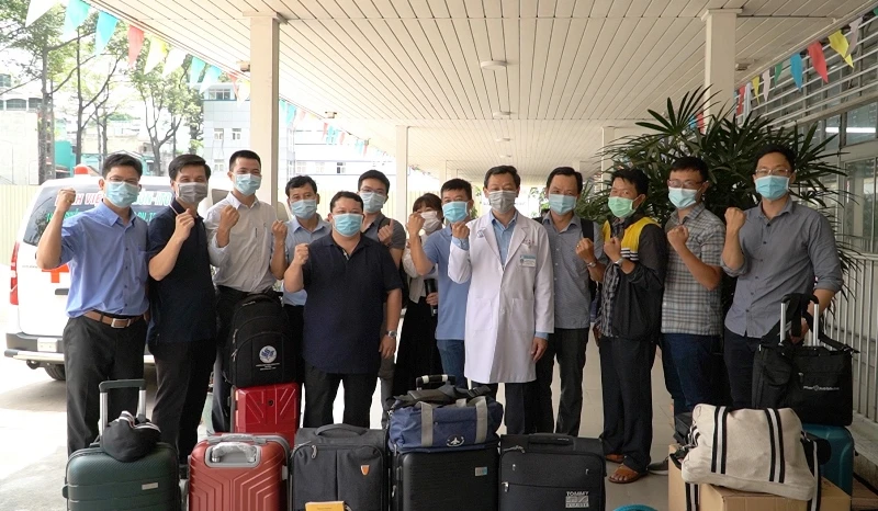 Đội phản ứng nhanh Bệnh viện Chợ Rẫy trước giờ lên đường đi Kiên Giang. (Ảnh bệnh viện cung cấp)