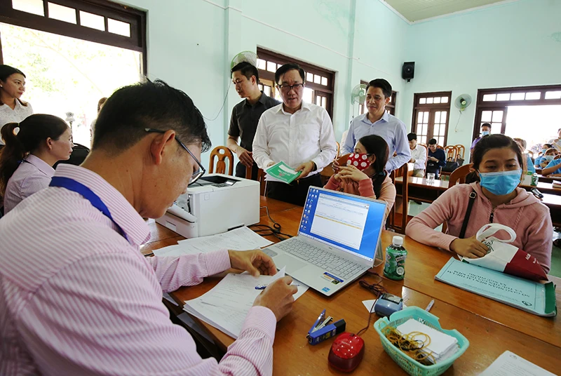 Điểm giao dịch vay vốn của NHCSXH trên địa bàn xã Ngũ Phụng, huyện Phú Quý.