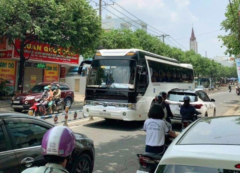 Xe ô-tô 45 chỗ chạy ngược chiều trên đường Nguyễn Ái Quốc vào trưa 18-4.