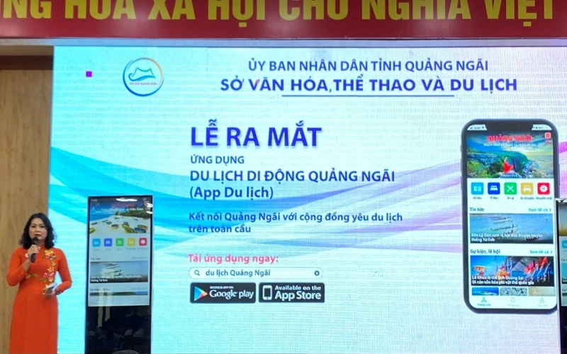 Phó Giám đốc Sở Văn hóa, Thể thao và Du lịch tỉnh Quảng Ngãi Huỳnh Thị Phương Hoa giới thiệu ứng dụng Du lịch Quảng Ngãi.