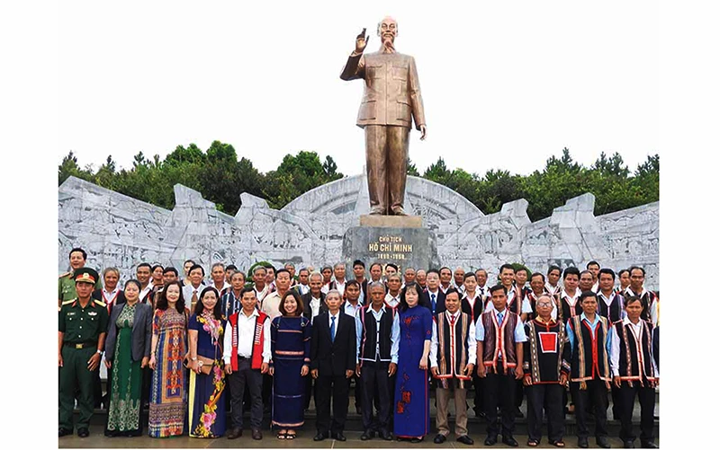Đoàn cán bộ và nhân dân TP Pleiku (Gia Lai) bên Tượng đài Bác Hồ với các dân tộc Tây Nguyên tại Quảng trường Đại đoàn kết. Ảnh: THANH NHẬT