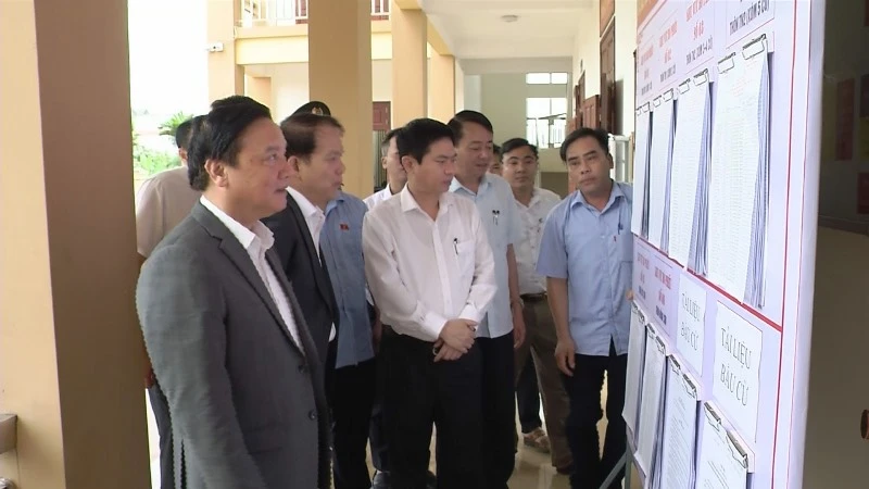 Đồng chí nguyễn Khắc Định, Phó Chủ tịch QH kiểm tra công tác bầu cử tại Hà Nam.