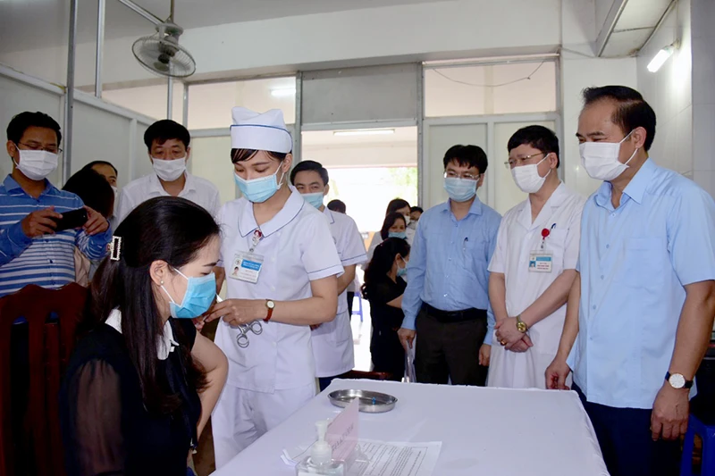 Lãnh đạo tỉnh Tuyên Quang kiểm tra công tác tiêm phòng vaccine Covid-19 tại Bệnh viện Đa khoa tỉnh.