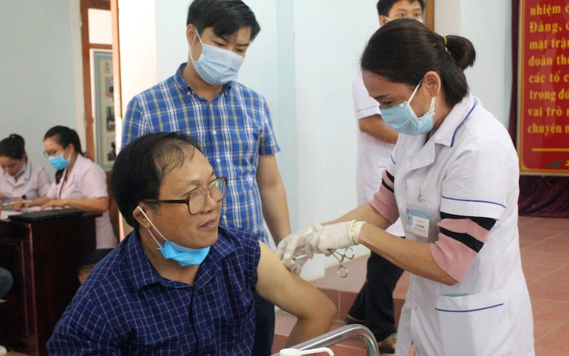 Bác sĩ Hà Văn Quỳnh là người được tiêm vaccine Covid-19 đầu tiên ở tỉnh Nghệ An. (Ảnh: Bá Hậu)
