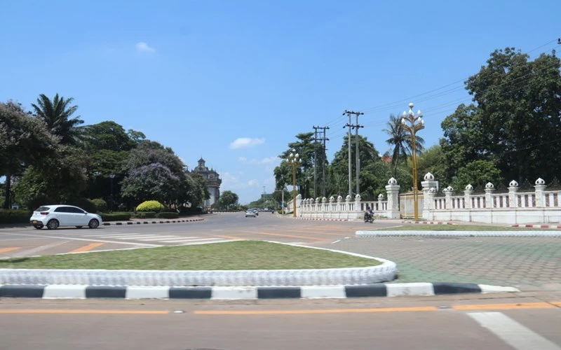Đường phố thủ đô Vientiane ngày 21-4 không đông đúc như trước đây.