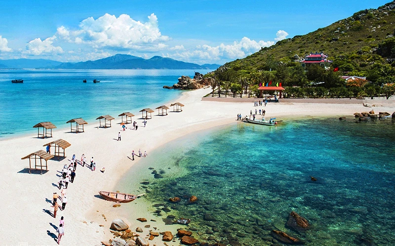 Bãi biển đảo Yến-Hòn Nội (Khánh Hòa), một điểm đến thu hút khách trong dịp nghỉ lễ 30-4 và 1-5.