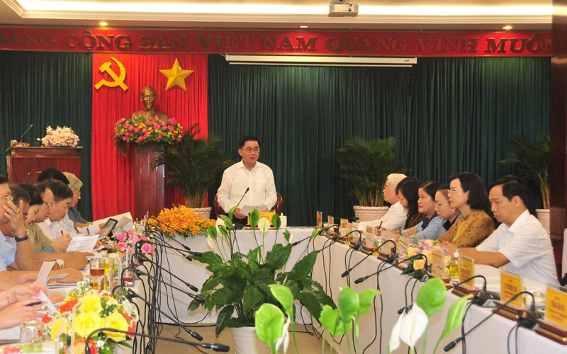 Đồng chí Trần Cẩm Tú và đoàn công tác kiểm tra công tác chuẩn bị bầu cử tại phường Tiến Thành, TP Đồng Xoài