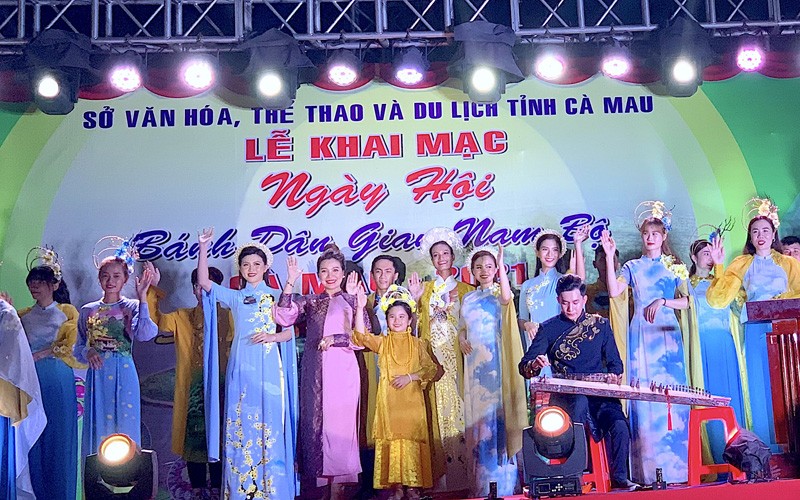 Trình diễn áo dài và bộ sưu tập áo Bà Ba trong đêm khai mạc Ngày hội bánh dân gian 2021 tại Cà Mau. 