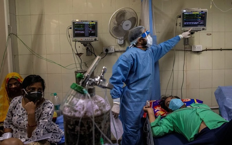 Người bệnh Covid-19 tại Bệnh viện Lok Nayak Jai Prakash, Ấn Độ, ngày 15-4. (Ảnh: Reuters)