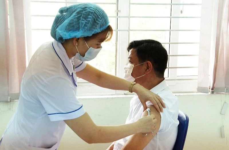 Cán bộ y tế Lào Cai thực hiện tiêm vaccine phòng Covid-19 cho các đối tượng đợt 1. 