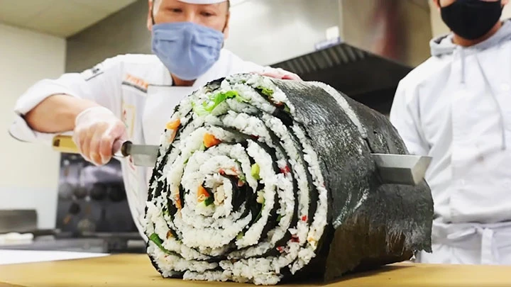 Cuộn sushi khổng lồ