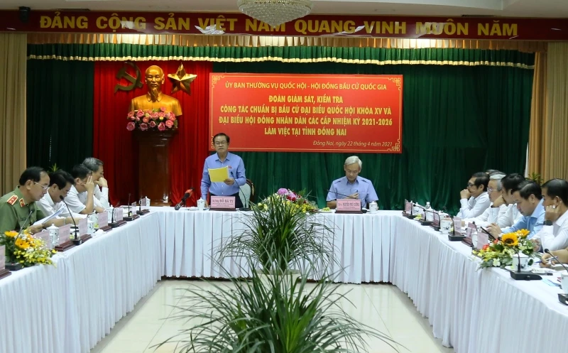 Phó Chủ tịch Quốc hội Đỗ Bá Tỵ phát biểu ý kiến tại buổi làm việc với Ủy ban Bầu cử tỉnh Đồng Nai.