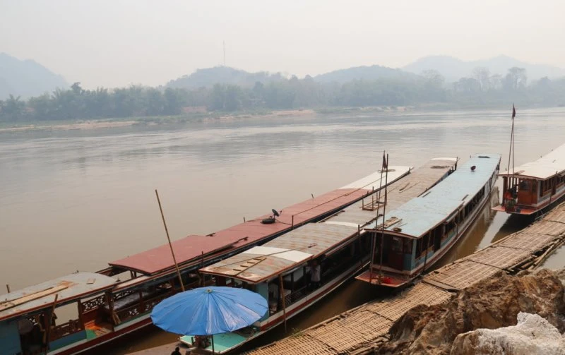 Tàu, thuyền trên sông Mê Kông tại Lào hiện bị ngưng hoạt động hoặc đưa lên bờ nhằm ngăn chặn việc đưa người vượt biên trái phép.